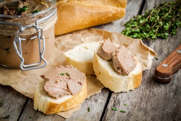 homemade chicken liver pate with fresh baguette and thyme - obrazy, fototapety, plakaty