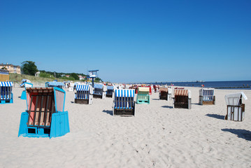 Fototapeta na wymiar Strandkörbe + Wachturm, blauer Himmel blaues Meer