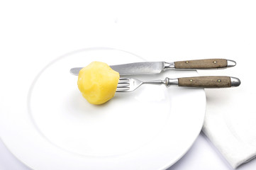 Geschälte Kartoffel auf Teller