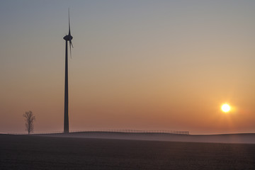 Fototapeta na wymiar Wschód słońca nad farmą wiatrową