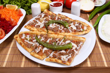 kuşbaşılı kaşarlı pide