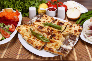 kapalı dönerli kaşarlı pide