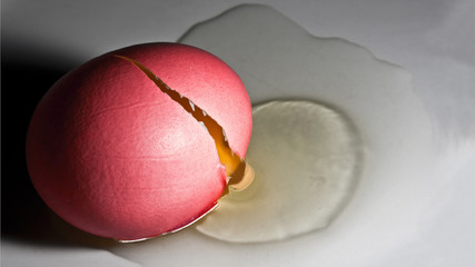 Osterhase: Rohes zerbrochenes Osterei im Osternest