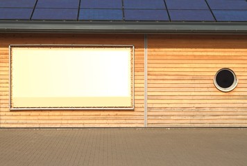 Werbetafel an einer Hauswand