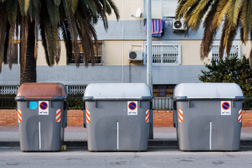 Fila di contenitore per raccolta differenziata