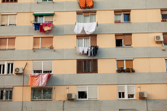 Finestre di palazzi popolari con panni stesi ad asciugare