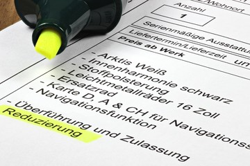 Kaufvertrag für einen Neuwagen mit markiertem Rabatt