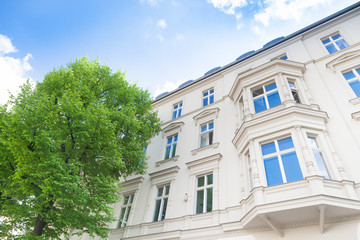 Altbau in Berlin - Haus und Bäume - Deutschland