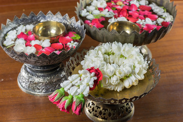 Obraz na płótnie Canvas Thai garland Flowers and Water with jasmine and roses corolla in