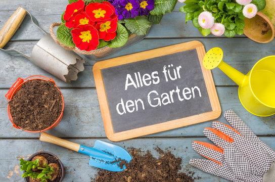 Tafel auf Pflanztisch mit Gartenutensilien - Alles für den Gart