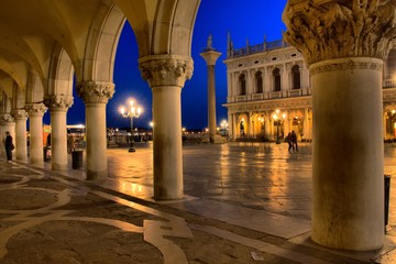 Obrazy na Plexi  Wenecja - arkady św. Marka nocą