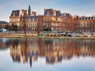 Fototapeta na wymiar Seine River and Hotel-de-Ville, City Hall, Paris