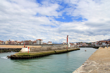 Entrée du port de Saint Jean de Luz au pays basque
