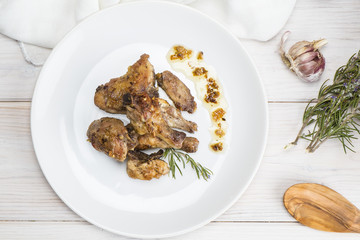 Pollo al ajillo en la mesa de la cocina para la comida