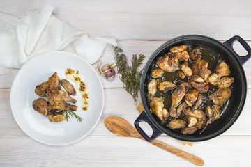 Pollo al ajillo en la mesa de la cocina para la comida