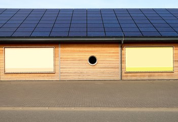 Zwei Werbetafeln an einer Hauswand