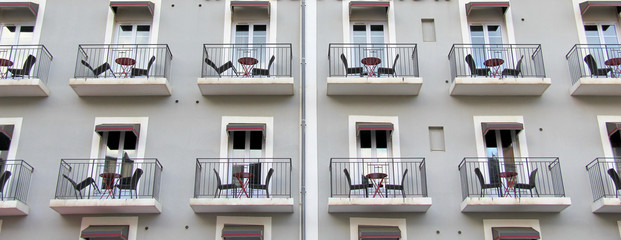 Chambres avec balcons identiques symètriques et alignées