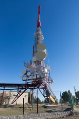 Telecommunication mast antennas