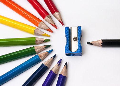 L&aacute;pices de colores y sacapuntas listos para la vuelta al cole