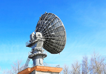Parabolic antenna satellite communications