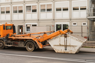 Ein LKW holt einen Abfallcontainer ab