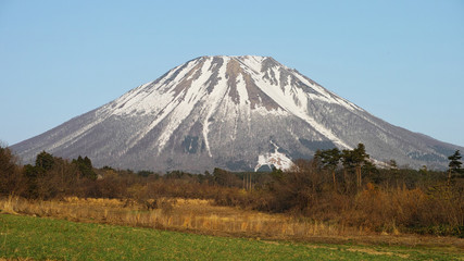 Fototapeta premium 伯耆富士 大山 西麓の春