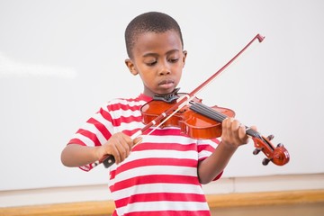 Focus pupil playing violin in classroom © WavebreakmediaMicro