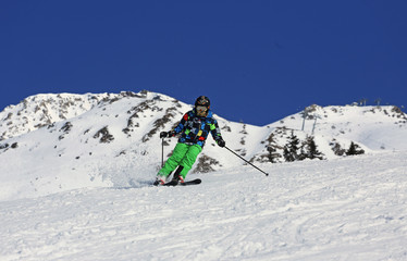 Fototapeta na wymiar vermummter Skifahrer