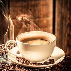 Obrazy na Szkle  Filiżanka do kawy zapachowej z prażonymi ziarnami