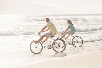 Obraz premium Happy couple on a bike ride