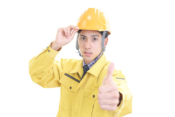 真剣な表情の労働者