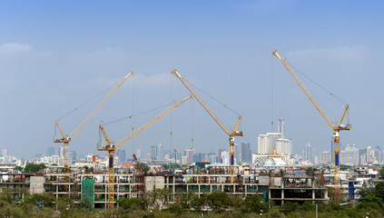 Fototapeta na wymiar Building and cranes under construction