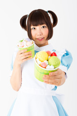 パフェを薦めるメイド喫茶スタッフ