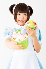 パフェを薦めるメイド喫茶スタッフ