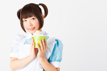 パフェを薦めるメイド喫茶スタッフ