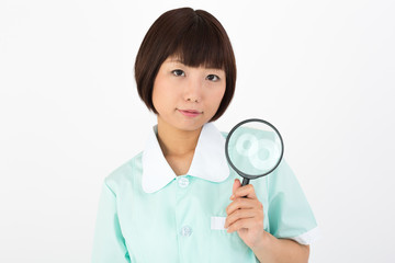 虫眼鏡を持つナース