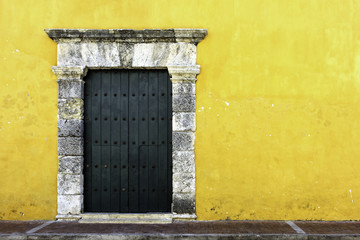 Fototapeta na wymiar Yellow colonial style wall