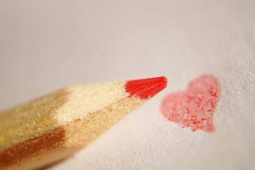 roter Buntstift Herzchen