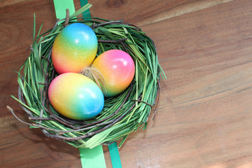 Frohe Ostern - Osternest mit bunt gefärbten Eiern