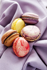Fünf bunte Macaron auf Tuch