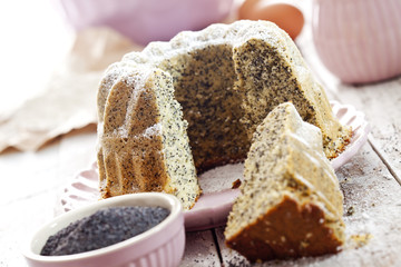 Mohnkuchen, Rührkuchen mit Puderzucker auf Teller