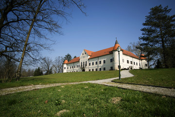 Fototapeta na wymiar promenade, park and castle near zapresic