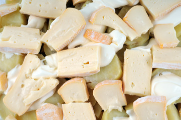 Gros plan sur une tartiflette avant cuisson