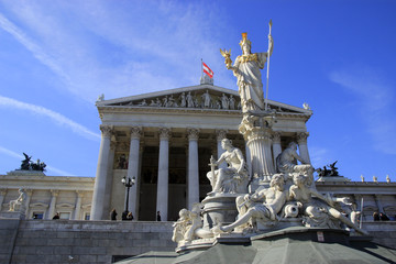 Obraz premium Statue in front of the Austrian Parliament in Vienna