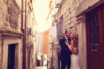 groom and bride on a narrow street