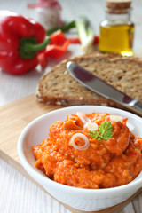 Vegetarischer Brotaufstrich mit Paprika