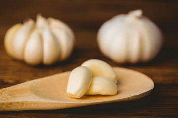 Fototapeta na wymiar Garlic cloves and bulb on chopping board