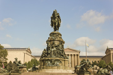 Fototapeta na wymiar Washington Monument, Eakins Oval & Philadelphia Museum of Art