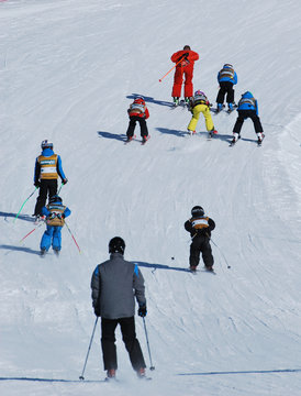 Enfants en leçon de ski
