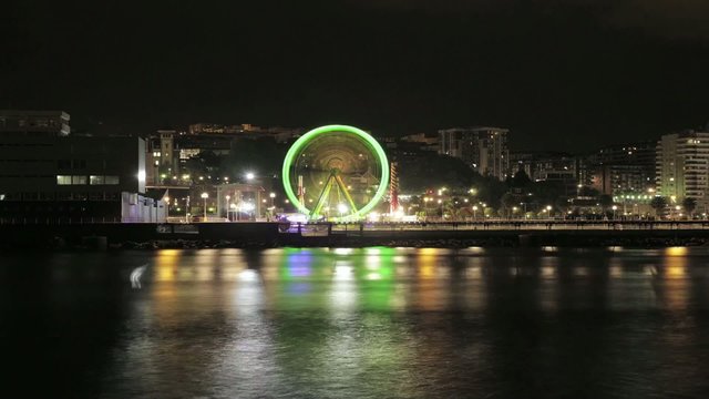 Parque de atracciones por la noche